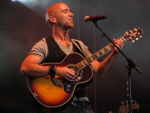 Ed_Kowalczyk_at_Bluesfest_2009.jpg